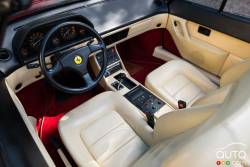Habitacle du conducteur de la Ferrari Mondial T 1989