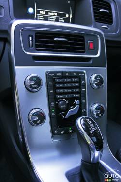 2016 Volvo V60 T5 center console