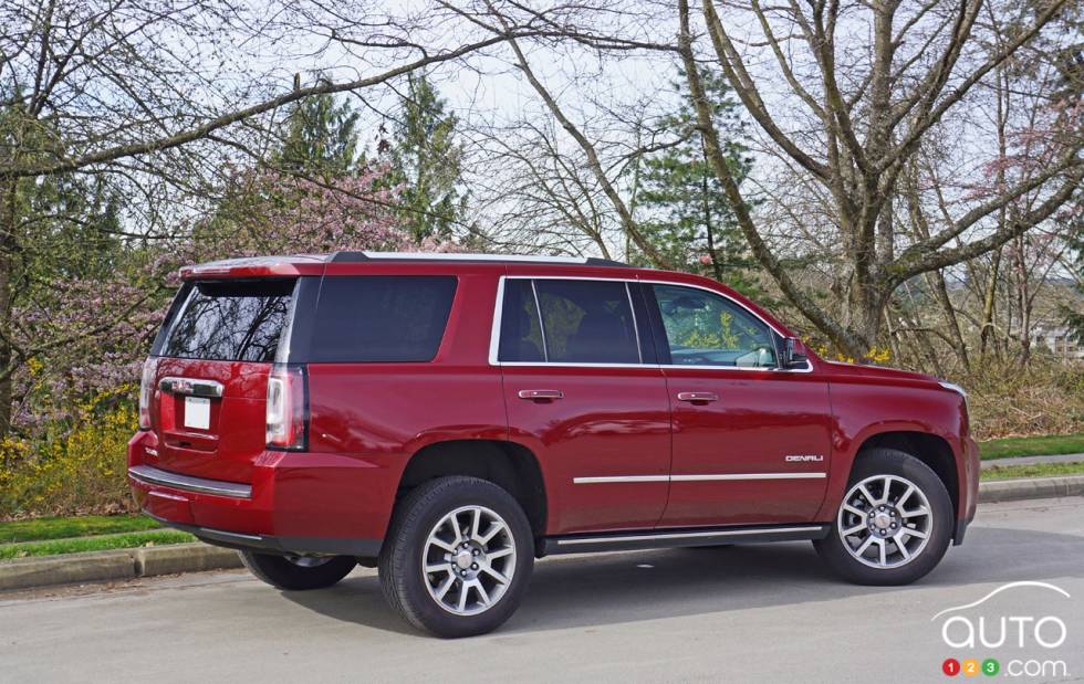 Vue 3/4 arrière du GMC Yukon Denali 2016