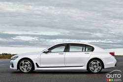 Vue de côté de la BMW Série 7 2016