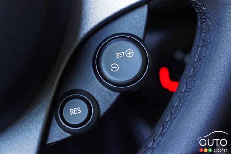 Commande pour le régulateur de vitesse sur le volant de la Smart ForTwo Coupe Passion 2016