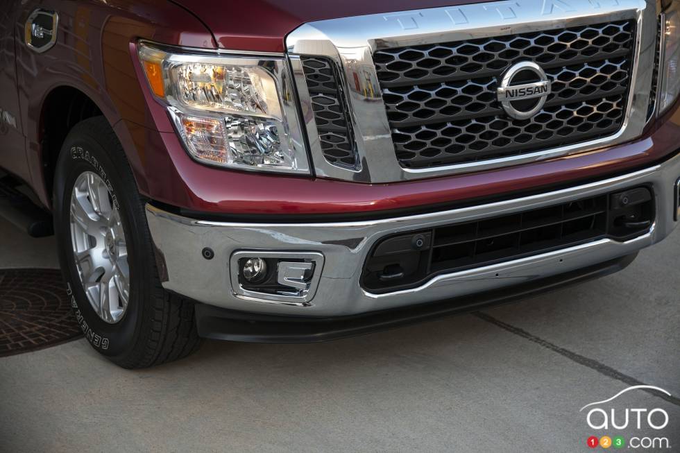 2017 Nissan TITAN Single Cab front grille