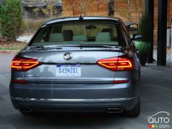 Vue arrière de la Volkswagen Passat 2016