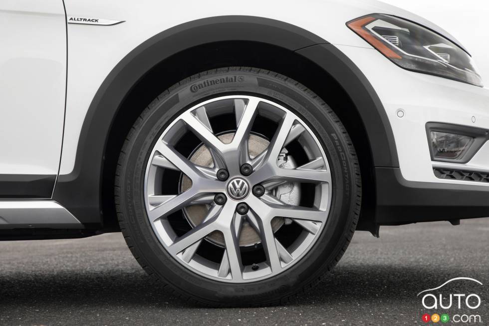 2018 Golf Alltrack front wheel