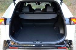Coffre arrière du  Toyota RAV4 XSE Hybride 2019