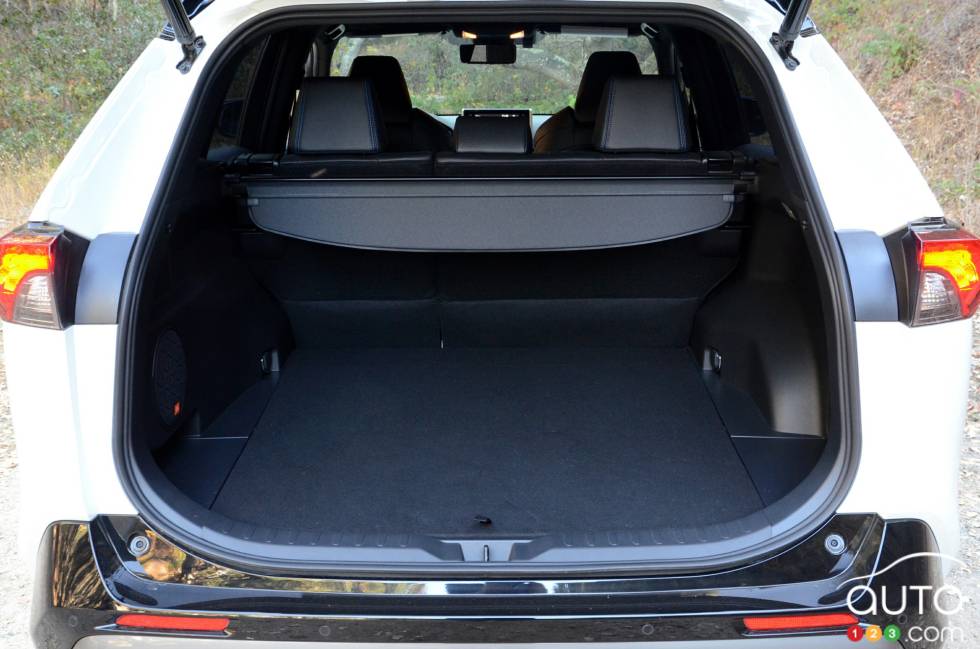Coffre arrière du  Toyota RAV4 XSE Hybride 2019