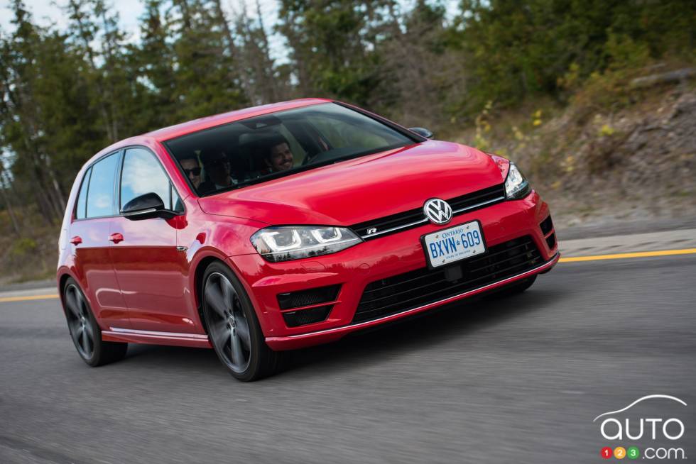 Vue 3/4 avant de la Volkswagen Golf R 2016