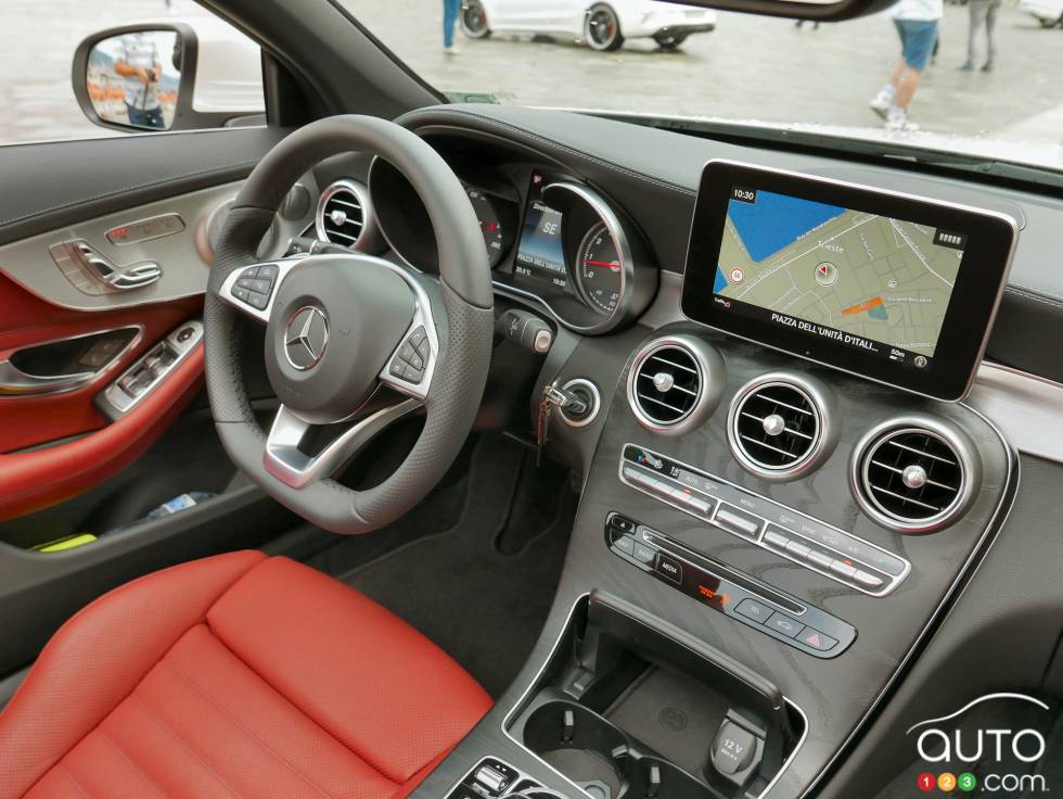 Habitacle du conducteur de la Mercedes-Benz-C-Class cabriolet 2017