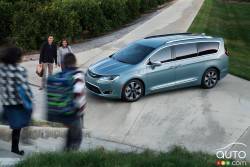 2017 Chrysler Pacifica front 3/4 view