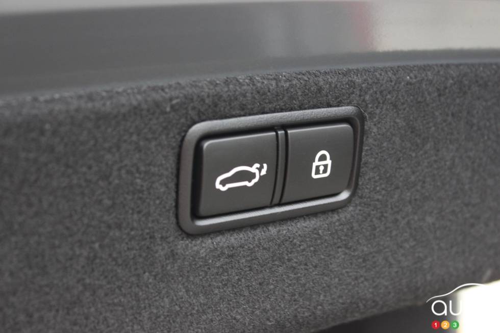 Système de verrouillage et d'ouverture du coffre arrière