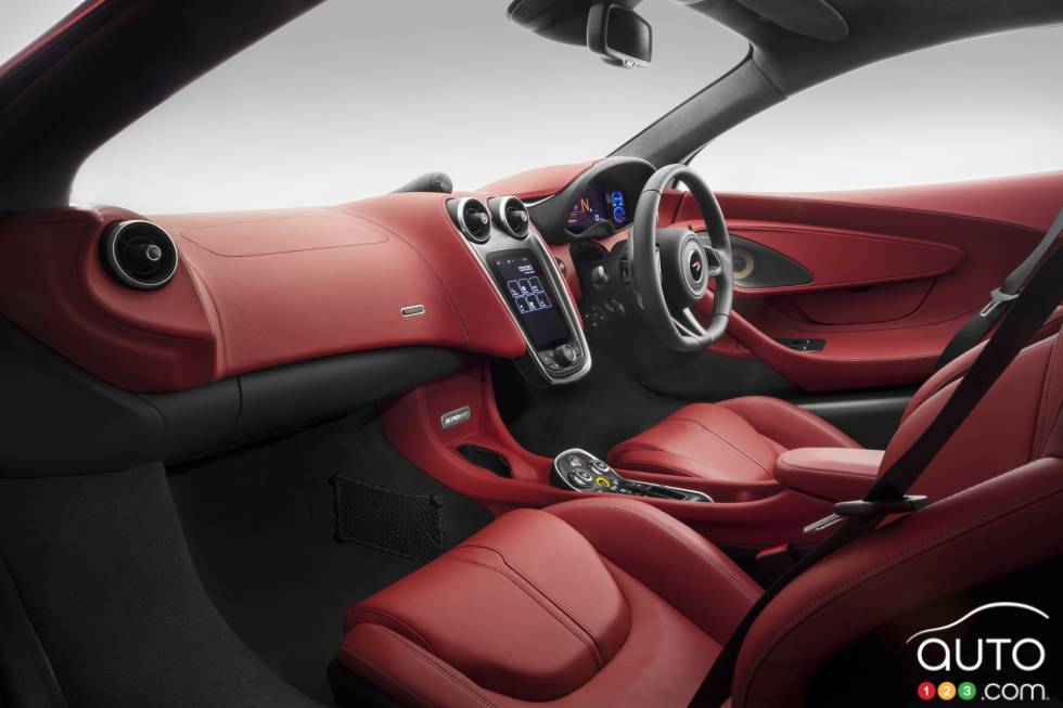 2017 McLaren 570 GT front interior compartment