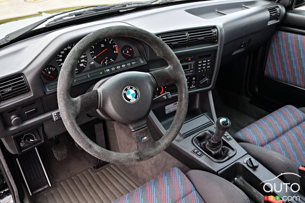 Habitacle du conducteur de la BMW E30 M3 Evolution