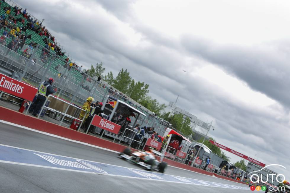 Une voiture de Force India passe dans la ligne des puits