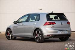 Vue 3/4 arrière de la Volkswagen Golf GTI 2016