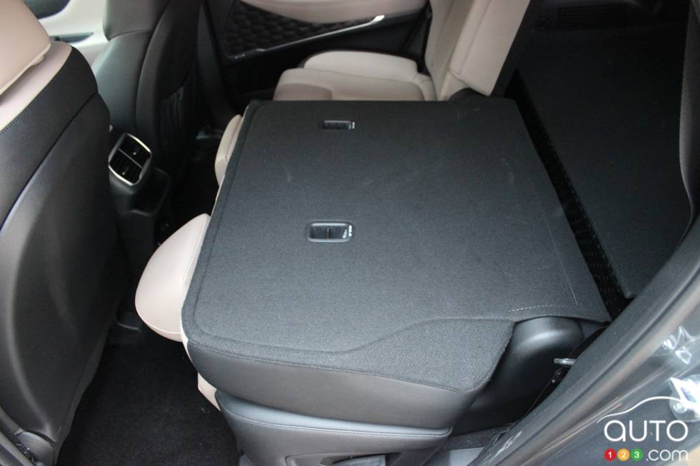 Folding rear bench seat