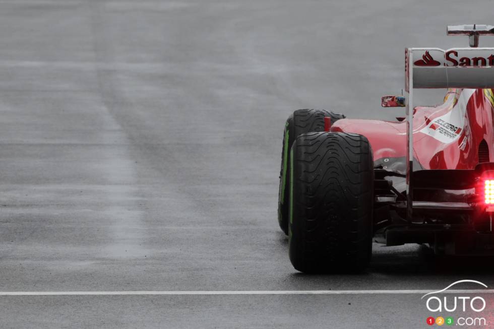 Une Ferrari à la sortie des puits.