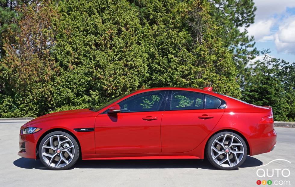 2017 Jaguar XE 35t AWD RSport pictures Auto123