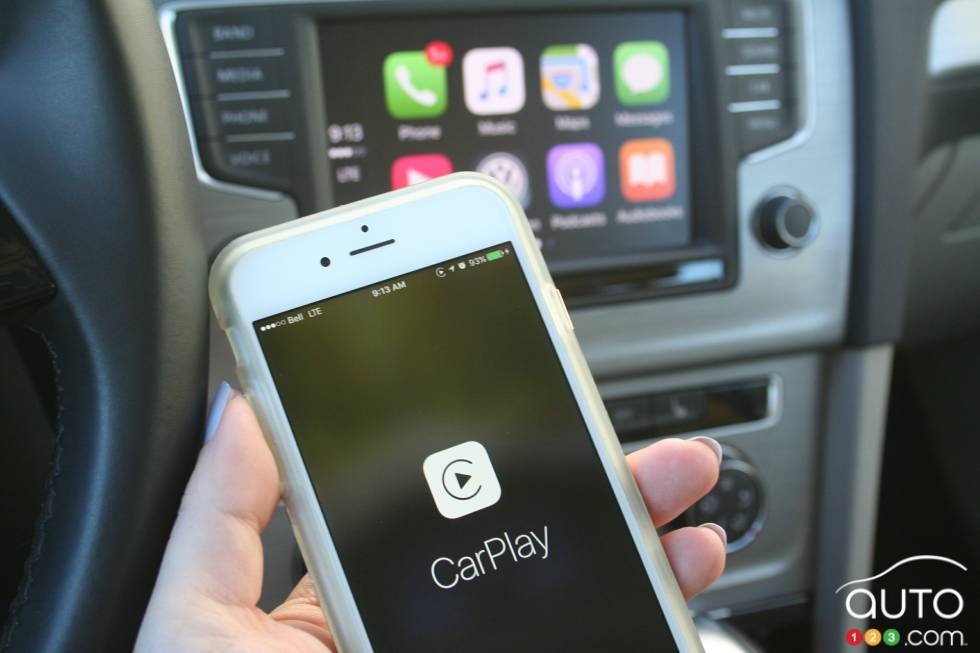 2016 Volkswagen Golf Sportwagen infotainement display