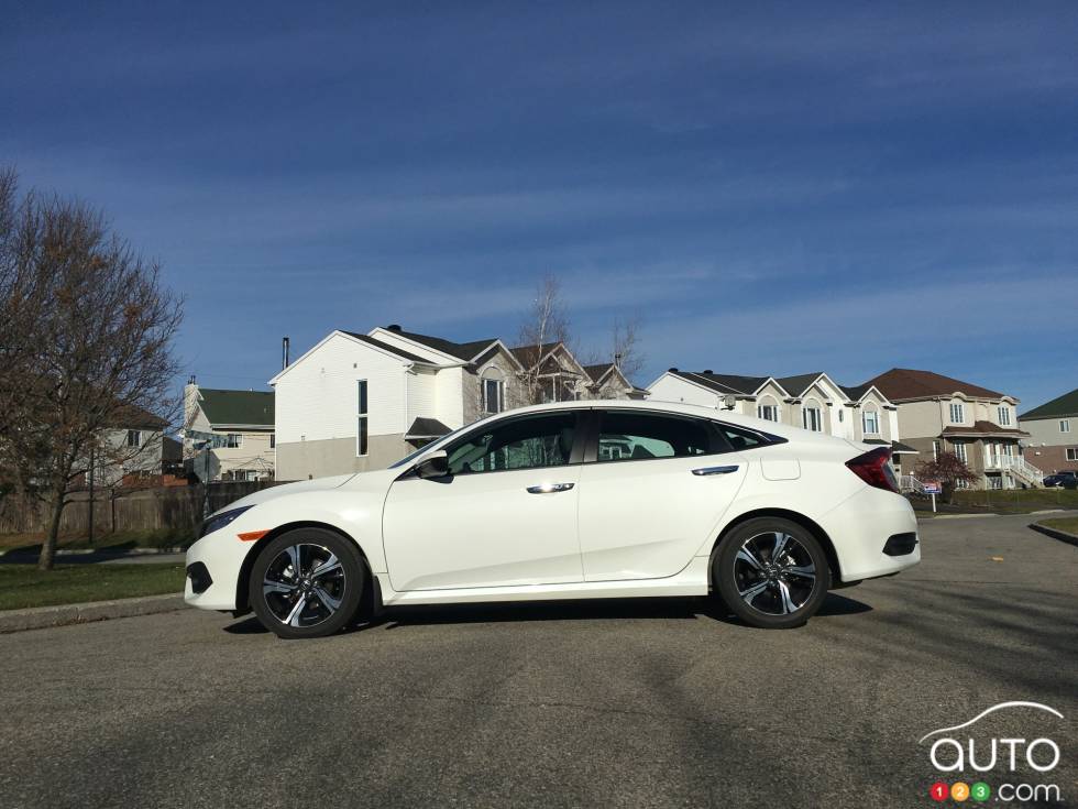 2016 Honda Civic Touring side view