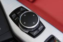 Système de contrôle de l'info divertissement de la BMW 228i xDrive Cabriolet 2015