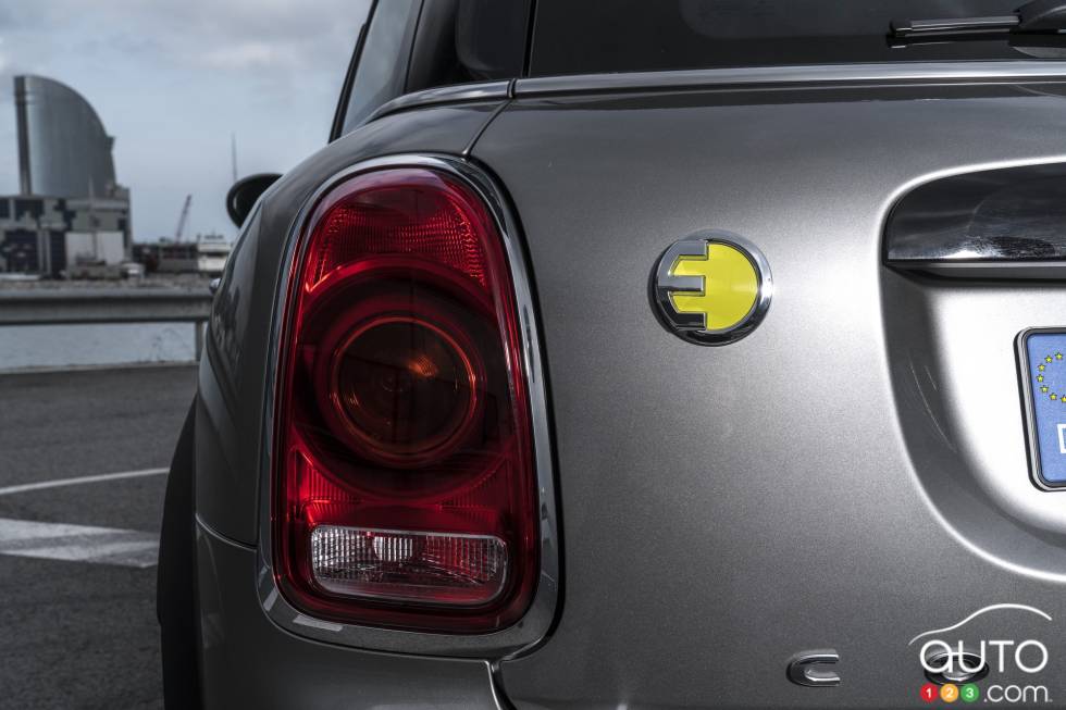 Electric logo of the Mini Countryman e