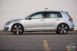 Vue de côté de la Volkswagen Golf GTI 2016