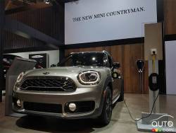 The MINI moves to hybrid mode with the 2017 Cooper S E Countryman ALL4. 