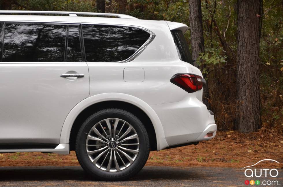 Front of the car seen in profile