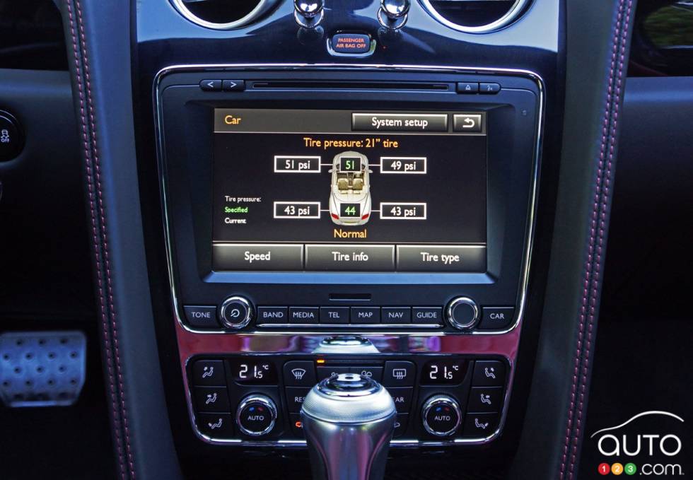 Écran info-divertissement de la Bentley Continental GT Speed Convertible 2016