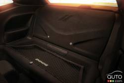 La configuration intérieure de la traction standard du Dodge Challenger SRT Demon 2018 a été retiré des sièges arrière.