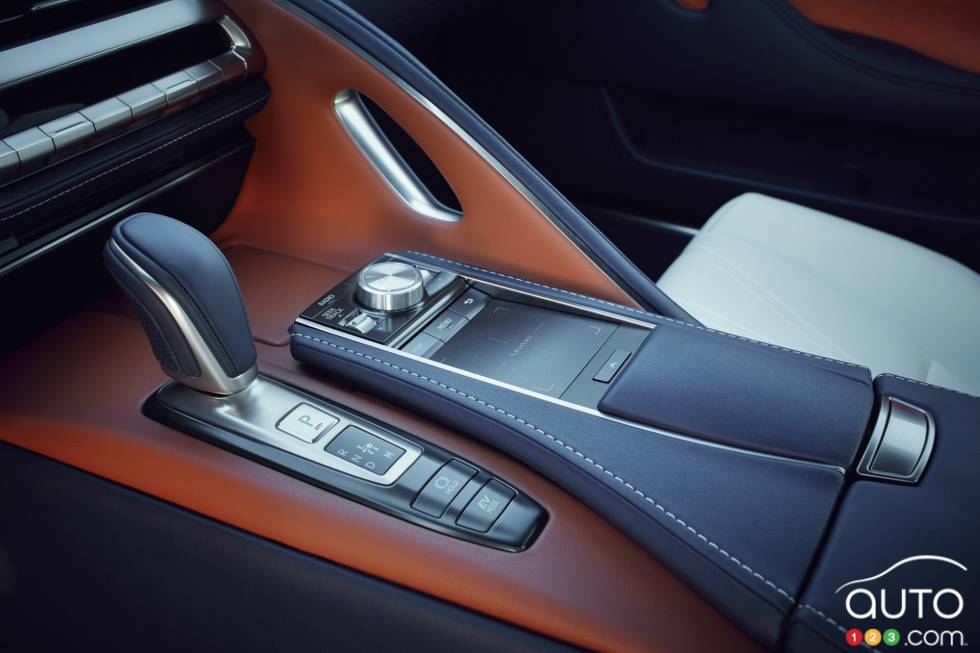 2017 Lexus LC 500h shift knob