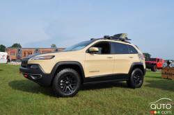 Jeep Cherokee Canyon Trail Concept front 3/4 view