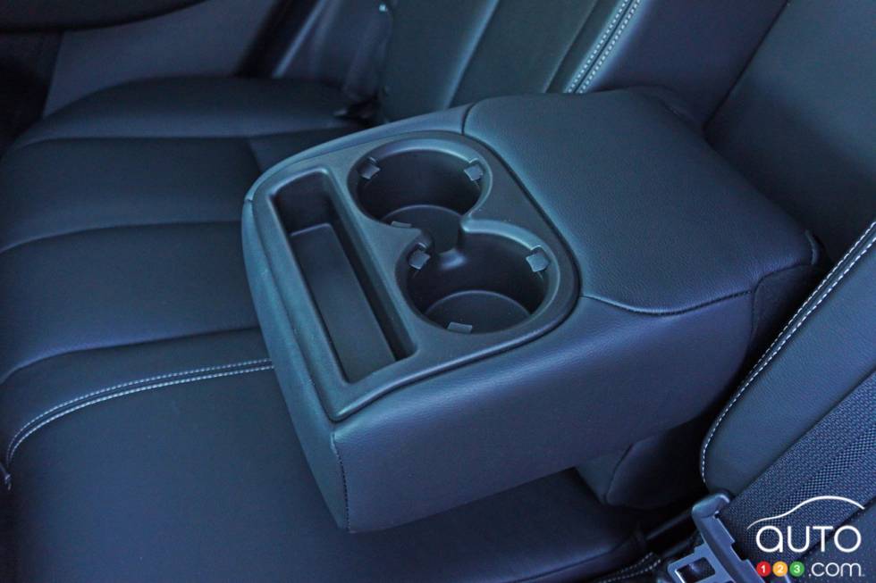 Accoudoire central arrière avec porte-gobelets du Nissan Murano Platinum 2016