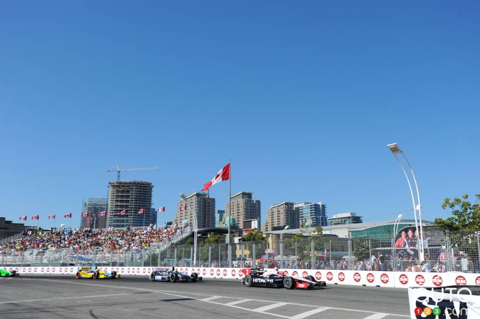 Helio Castroneves, Team Penske, Tony Kanaan, KV Racing Technology et Mike Conway, Dale Coyne Racing lors de la course #1