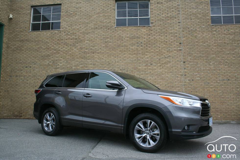 2016 Toyota Highlander LE plus front 3/4 view