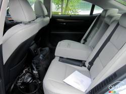 Rear seats with folding centre armrest