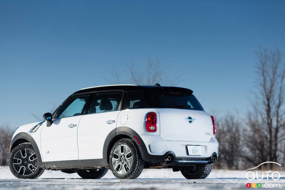 Left rear 3/4 view from the ground