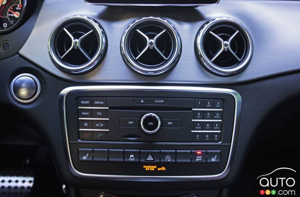 Commande pour système audio du Mercedes-Benz GLA 45 AMG 4Matic 2016
