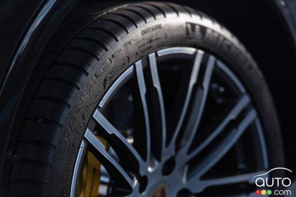 Grandeur des pneus de la Porsche Cayenne Turbo S 2016