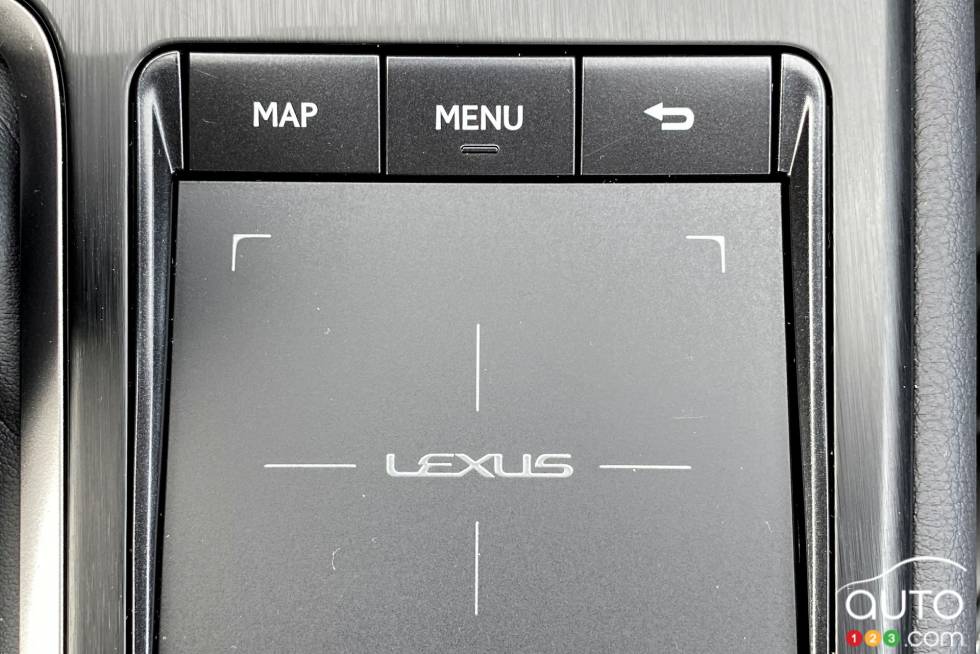 Nous conduisons le Lexus UX 250h 2021