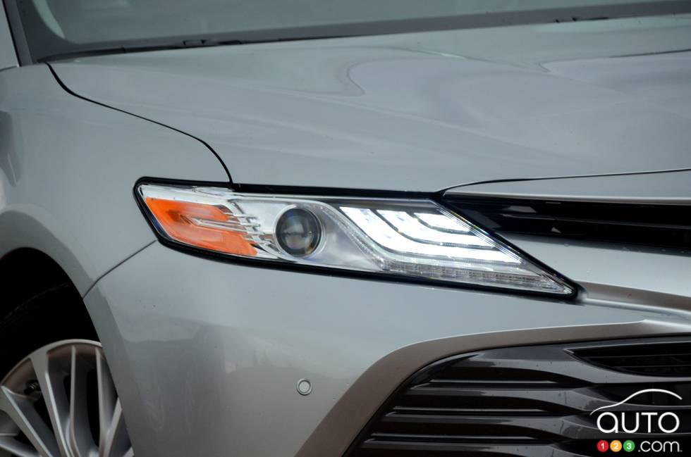 Front headlight of the 2018 Camry X LE