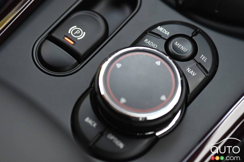 2016 MINI Cooper S Clubman infotainement controls