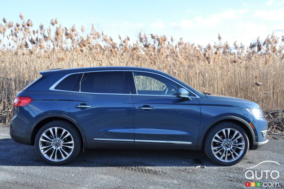 Vue de côté du Lincoln MKX 2016