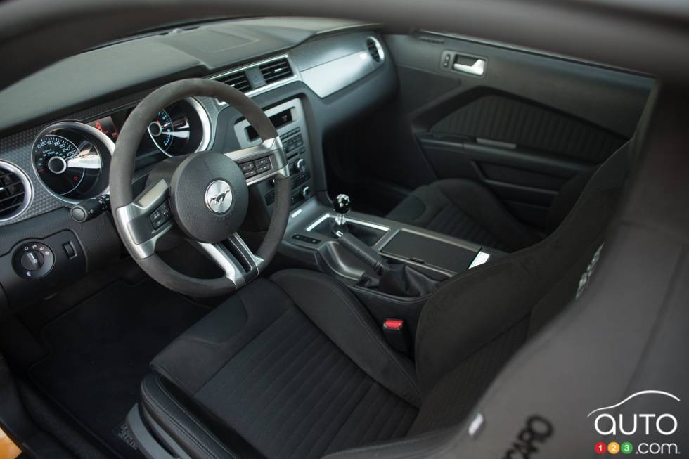 Tableau de bord et sièges avant