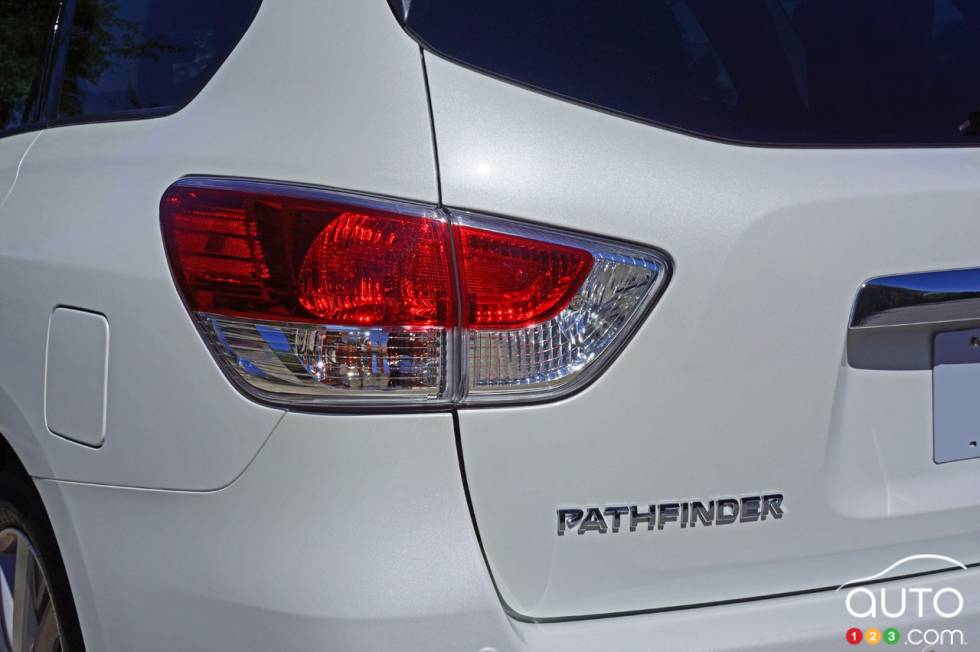 2016 Nissan Pathfinder Platinum tail light
