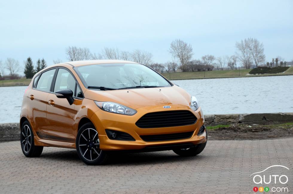 2016 Ford Fiesta SE front 3/4 view