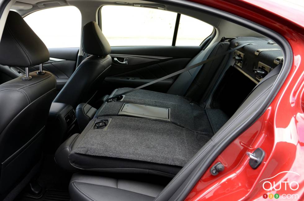 2016 Infiniti Q50 2.0T rear seats