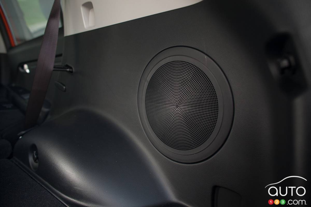 kia sportage subwoofer