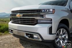 2019 Chevrolet Silverado High Country bumper and front headlight