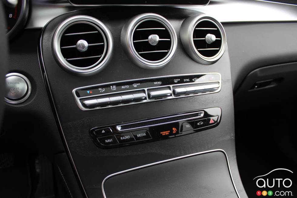À l’instar du GLK, le nouveau Mercedes-Benz GLC 2016 est voué à connaître beaucoup de succès. Il est bien conçu, sa mécanique livre la marchandise à presque tous les niveaux et son habitacle est  extraordinaire.